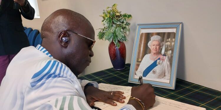 SWIMMING PRESIDENT JOINS OTHERS TO SYMPATHIZE FOR LATE QUEEN ELIZABETH II